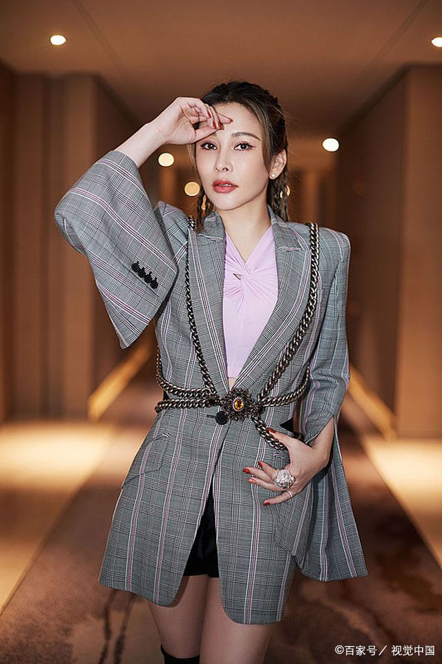 温岚酒店拍照大秀美腿,40岁依然单身,曾被质疑整容